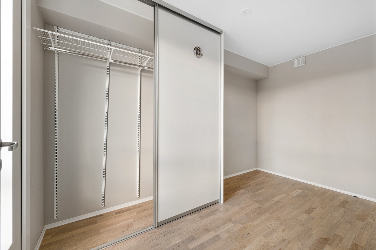 Romslig soverom med god plass til dobbeltseng og nattbord. Praktisk skyvedørsgarderobe. Galleribilde