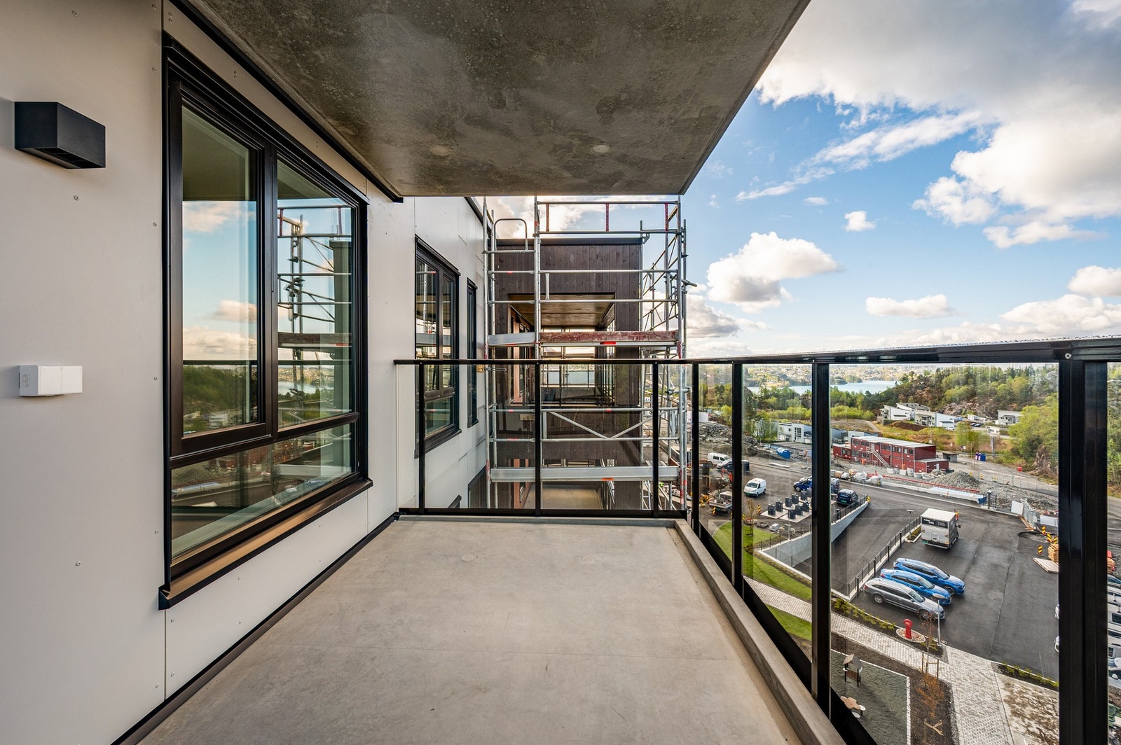 Balkongen har plass til både sittegruppe og grill. Galleribilde