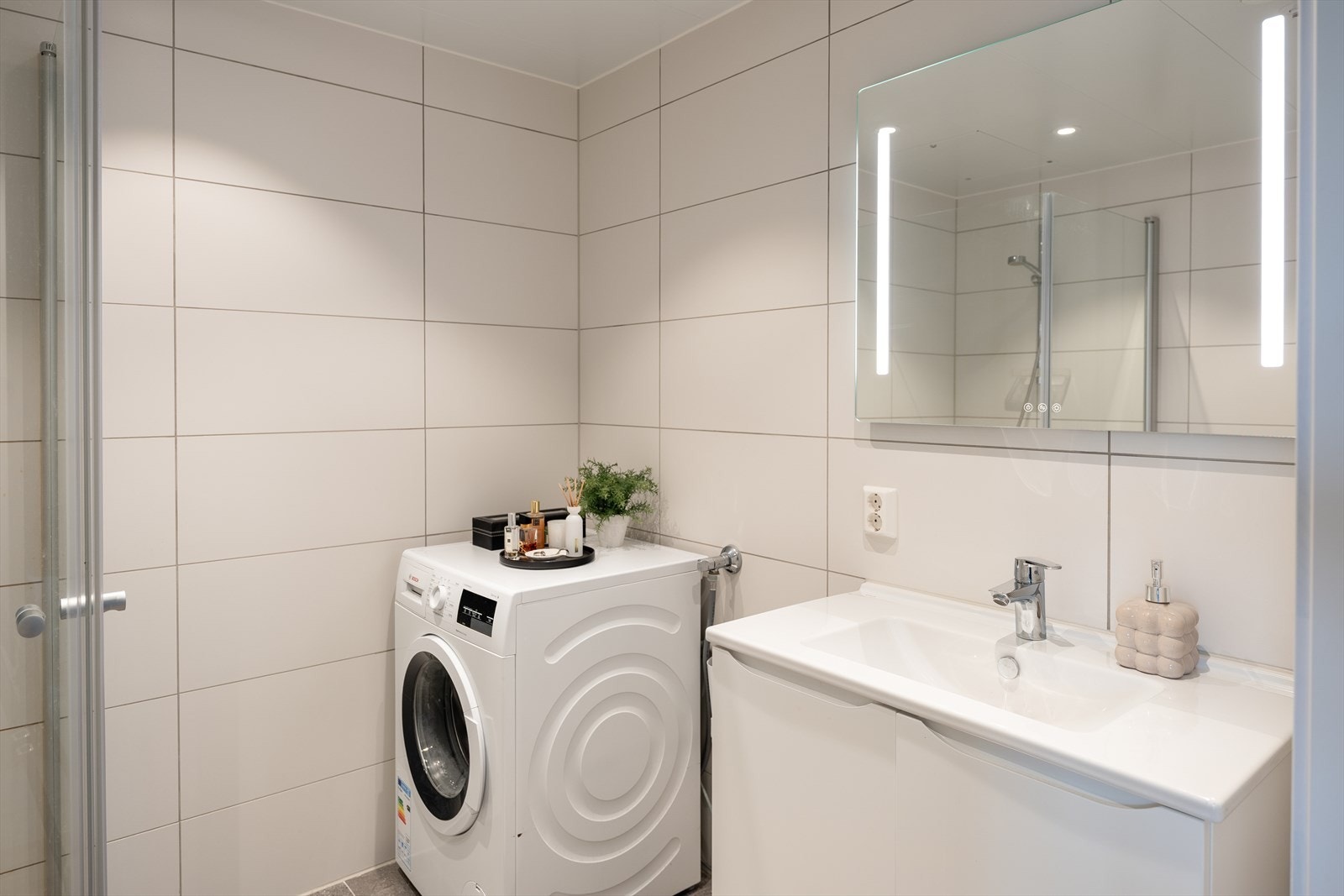 Pent og flislagt bad på 4,5m² med behagelig gulvvarme. Galleribilde