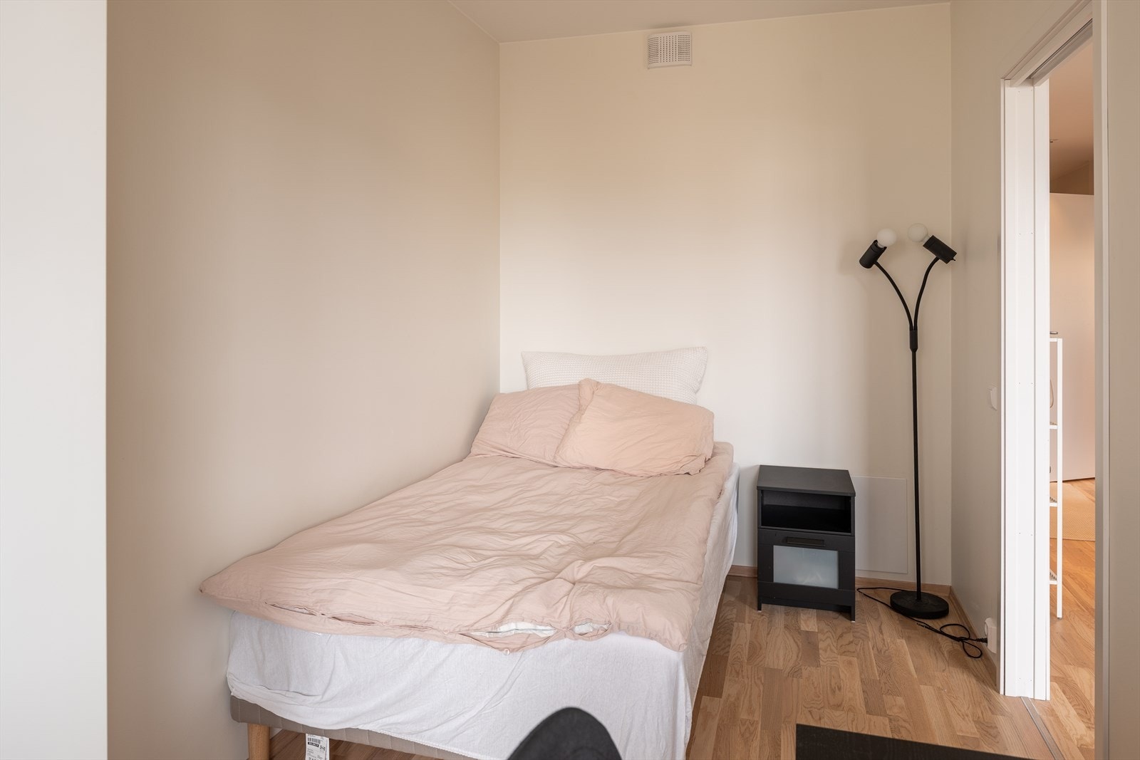 Det andre soverommet er målt til 8,5m², her får du plass til dobbeltseng, nattbord, garderobeskap og skrivebord. Galleribilde
