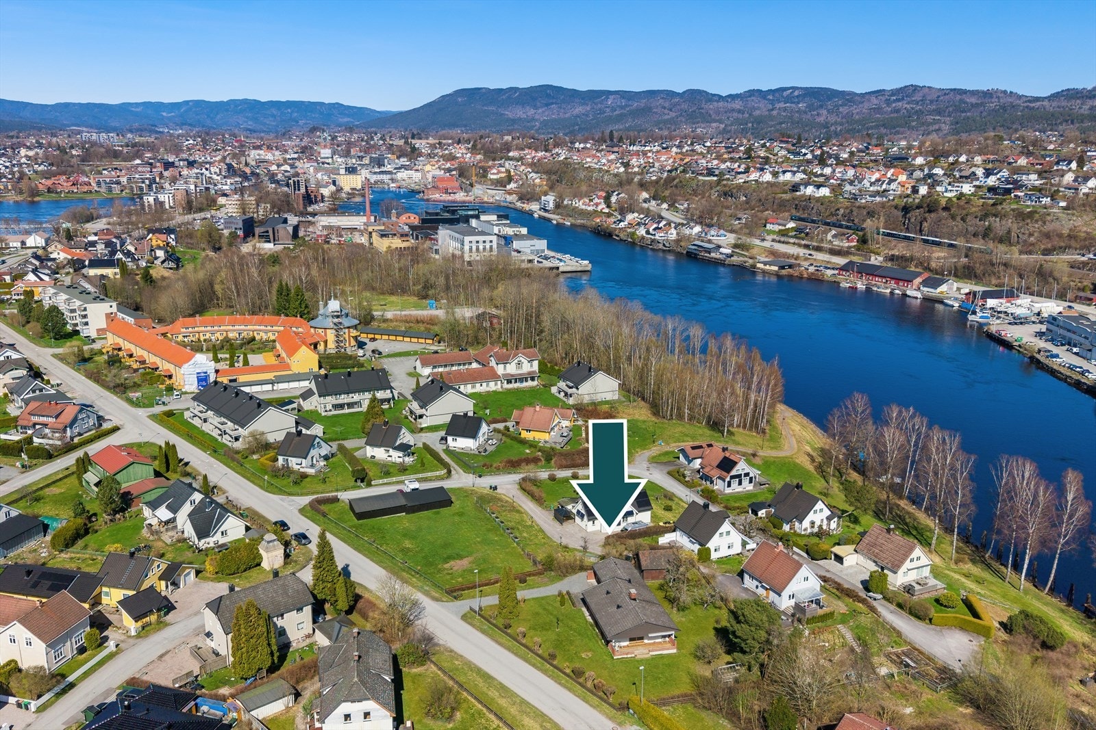 DNB Eiendom AS GRÅTEN - Arkitekttegnet familiebolig | Stor eiertomt på 1 332,5 m² |