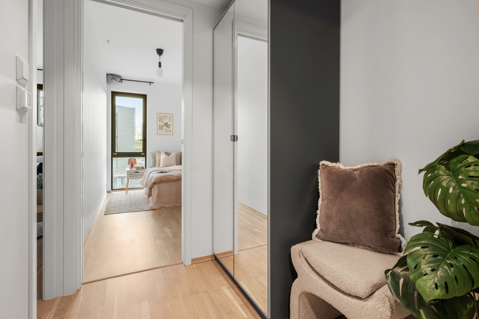Inngangspartiet er lyst og innbydende, med plass til garderobeskap eller oppheng for oppbevaring av yttertøy og sko. Galleribilde
