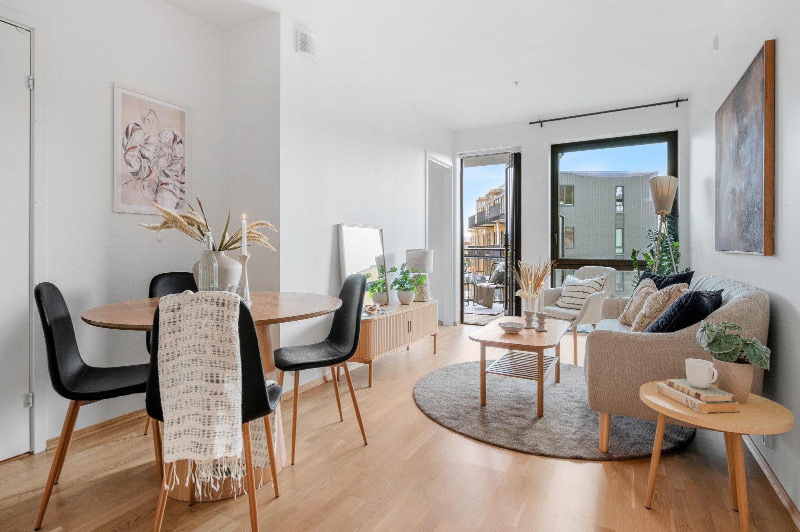 Velkommen til Anna Haarsakers veg 11! Heimdal Eiendomsmegling v/Alexandra Muravskaya har gleden av å presentere en delikat og moderne 3-roms på 50 m² BRA-i, i et nyetablert boligfelt som ble ferdigstilt i perioden 2020-2024.
Foto: Interiørfoto. Galleribilde