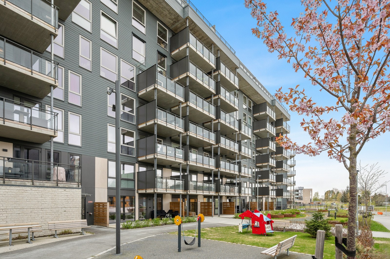 Øvre Steinaunet er et nyetablert nabolag med flotte og grønne fellesareal for både store og små. Det er et sentralt område, med kort vei til buss, flere dagligvarebutikker, barneskole, barnehager, Estenstadmarka, m.m. Galleribilde