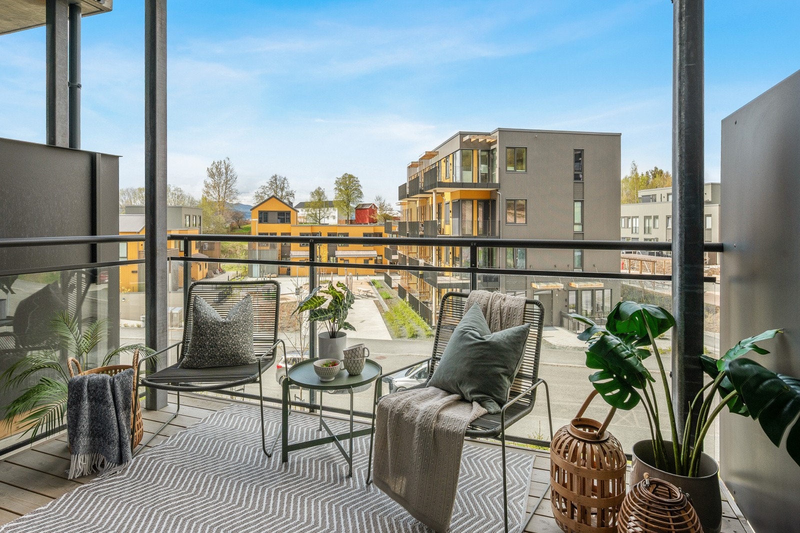 Fra stuen er det direkte utgang til en overbygd balkong på 8 m² som enkelt fungerer som en forlengelse av oppholdsrommet på varmere dager. Galleribilde