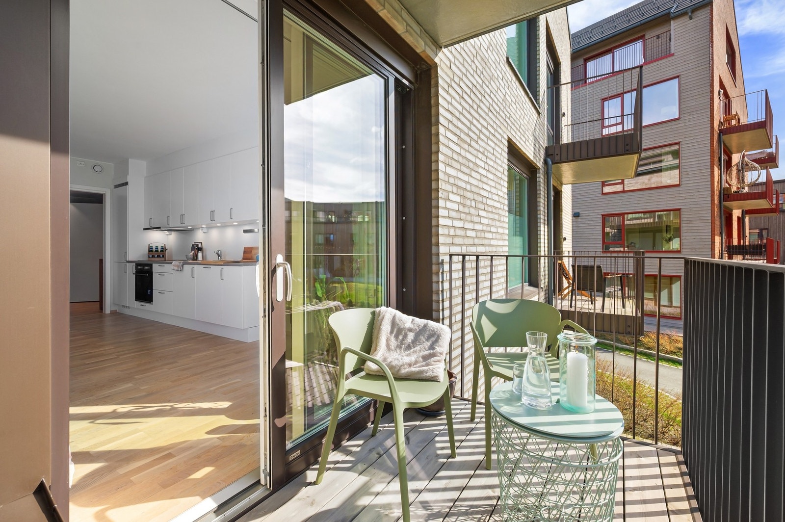 På varme sommerdager føles balkongen som en forlengelse av stuen. Galleribilde