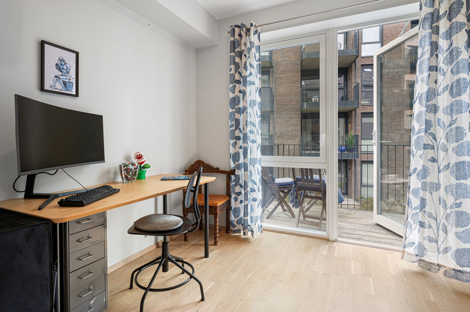 Soverom 2 er på 7 m² og egner seg perfekt som barnerom, gjesterom eller et praktisk hjemmekontor. Galleribilde
