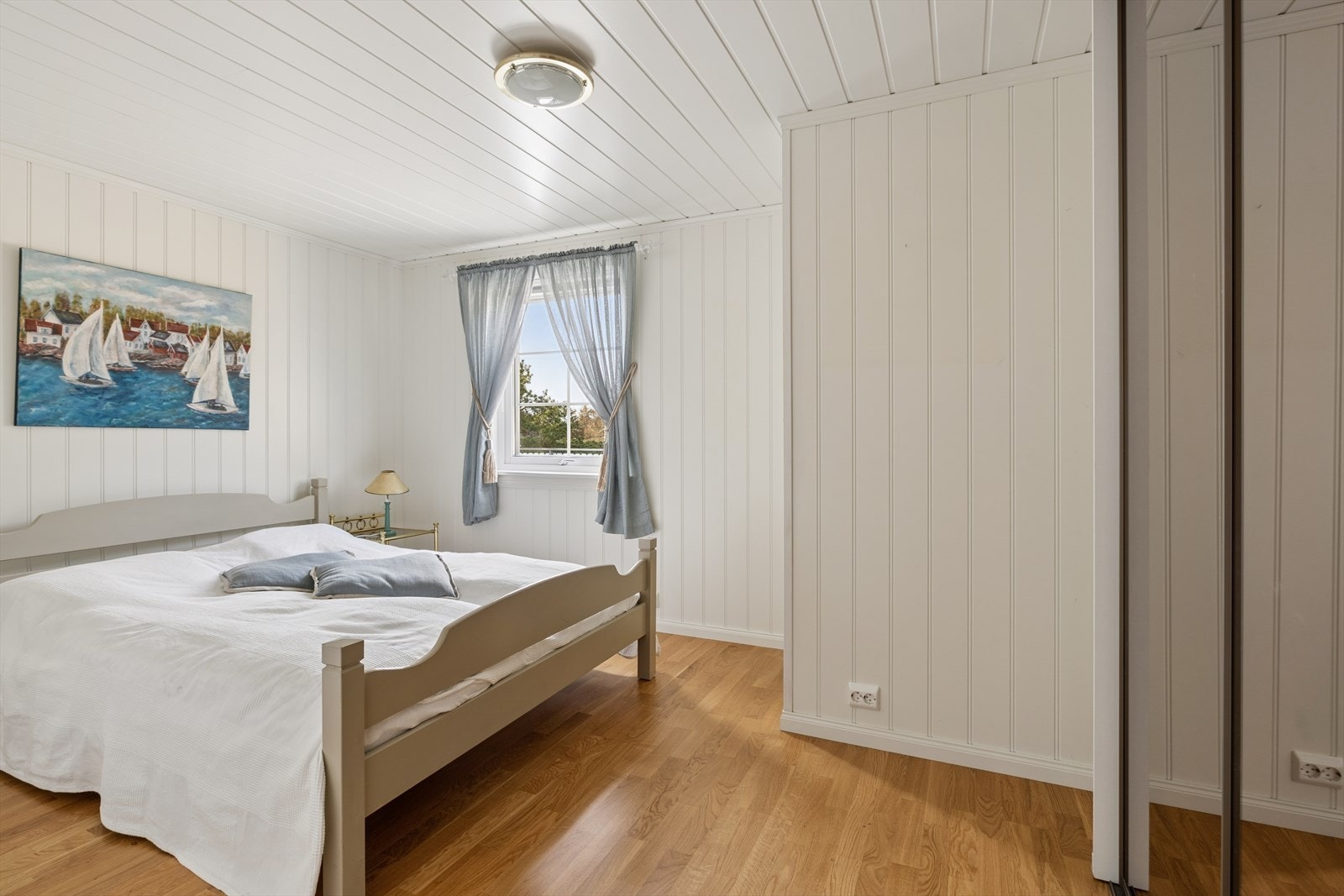 Hytta har totalt tre soverom. Begge soverommene i 1. etasje har garderobeløsning med skyvedører og plass til dobbeltseng. Galleribilde