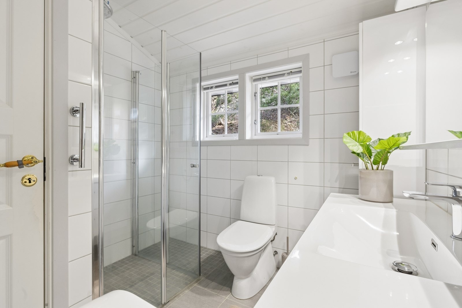 Badet ble renovert i 2021 og har fliser på både gulv og vegger, samt et dusjhjørne. Galleribilde