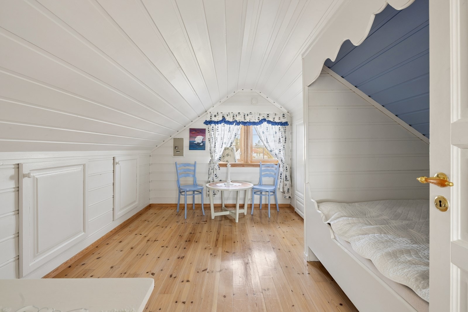 Soverommet i 2. etasje har en sjarmerende atmosfære med skråtak og panelkledde vegger. Kott langs knevegg. Galleribilde