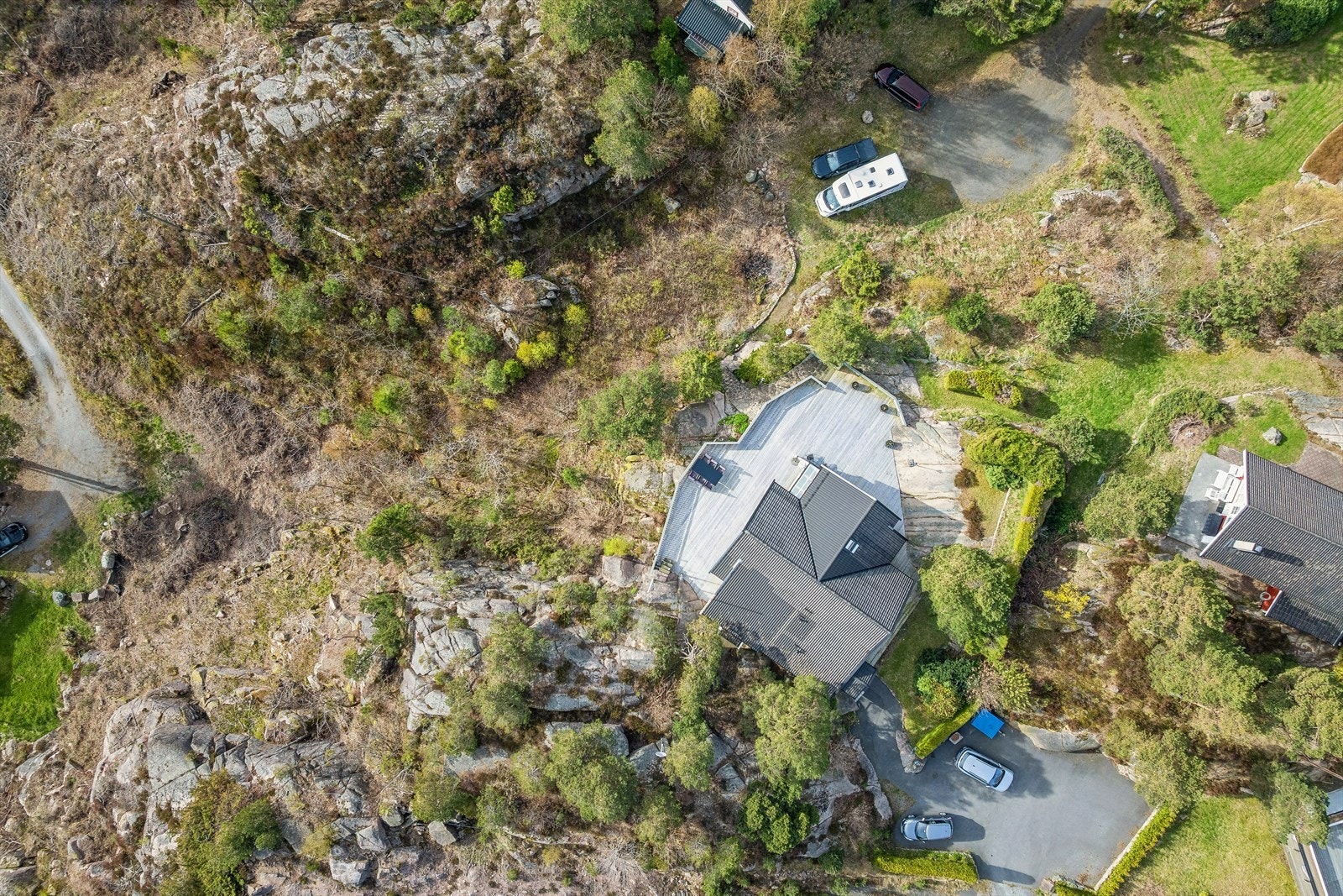 Oversiktsbilde som viser hyttas plassering på tomten, omgitt av natur. Tomtestørrelsen er totalt på ca 2 155,60 m². Galleribilde