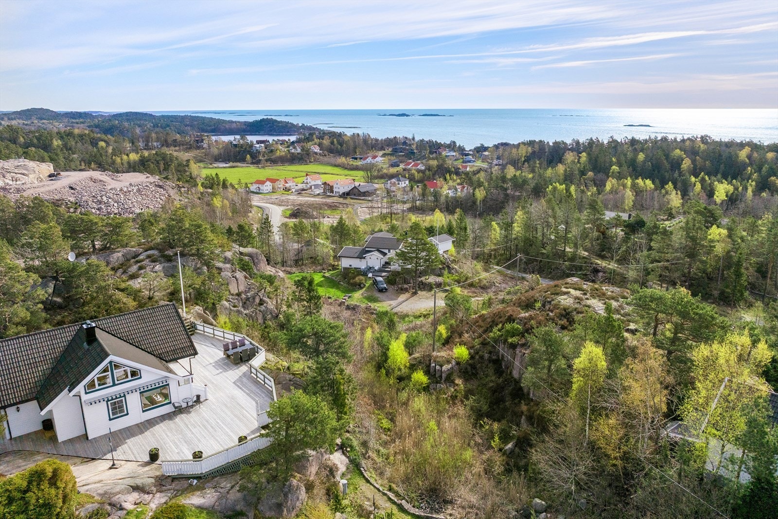 Eiendommen ligger høyt og fritt til i naturskjønne omgivelser, kun 500 meter fra sjøen. Galleribilde