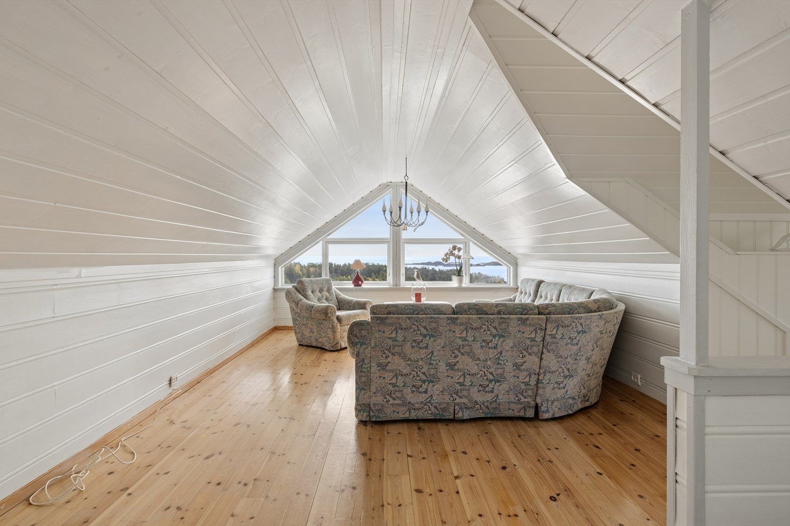 Loftstuen i 2. etasje har en flott utsikt gjennom de store vinduene i gavlveggen. Galleribilde