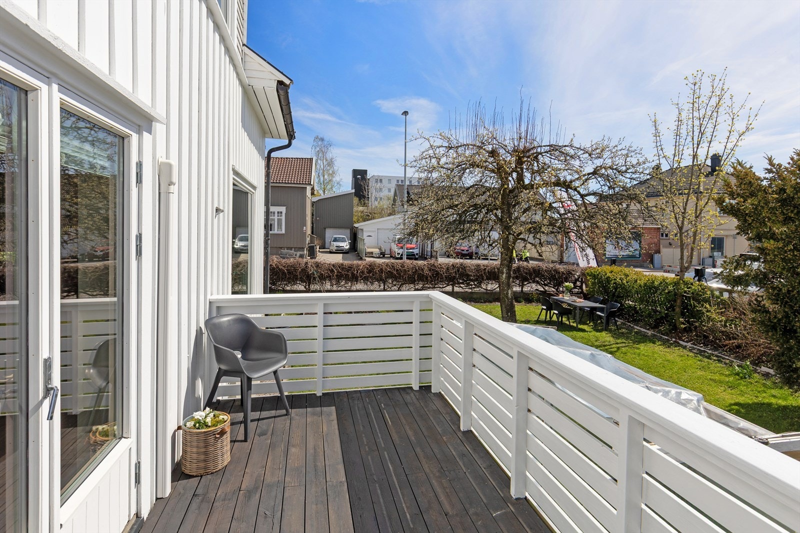 Terrassen fra 2014 har direkte tilknytning til hagen via en utvendig trapp. Galleribilde