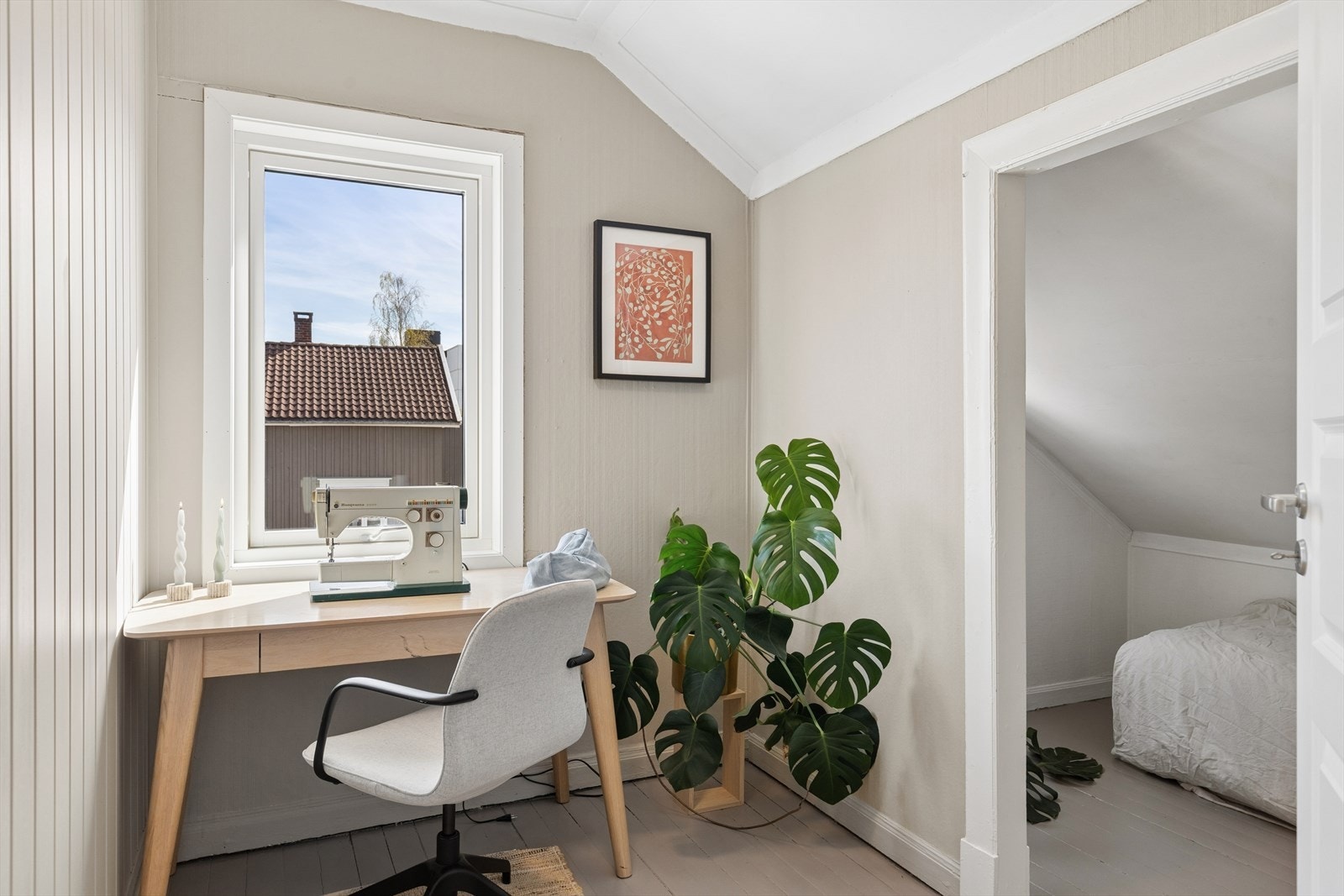 Det ene soverommet i 2. etg. er innredet med kontorplass i tillegg til seng. Galleribilde