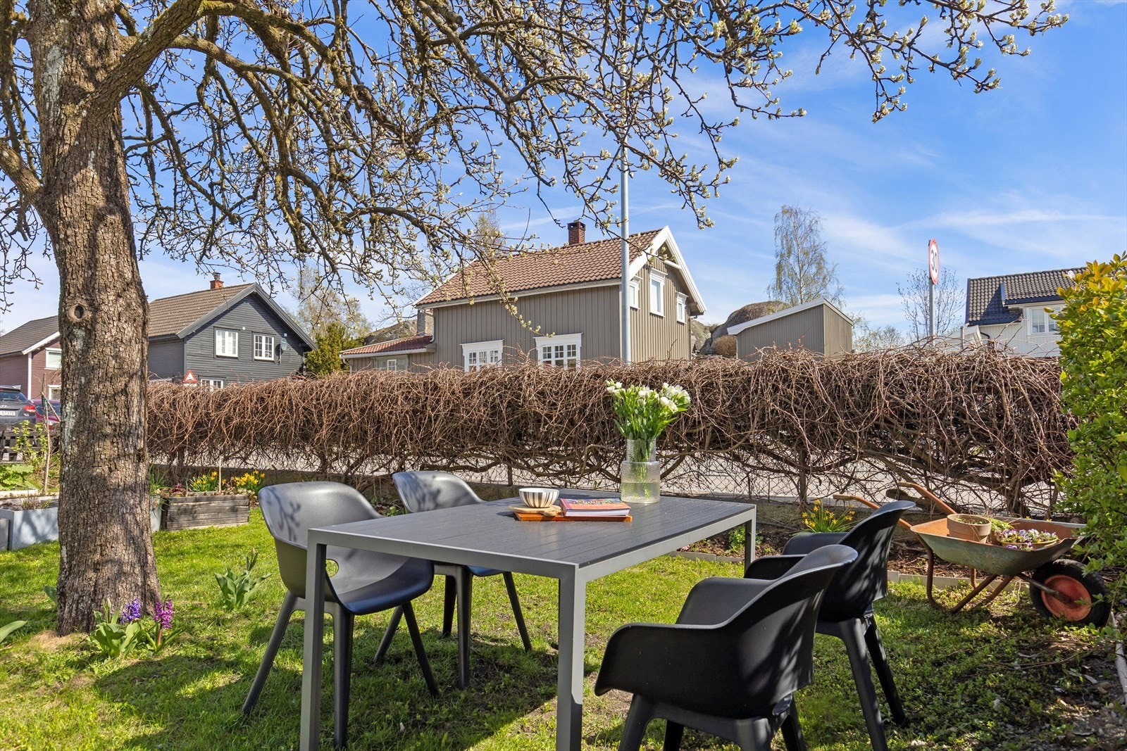 Hagen er velstelt og har mange fine plasser for avkobling eller lek. Galleribilde