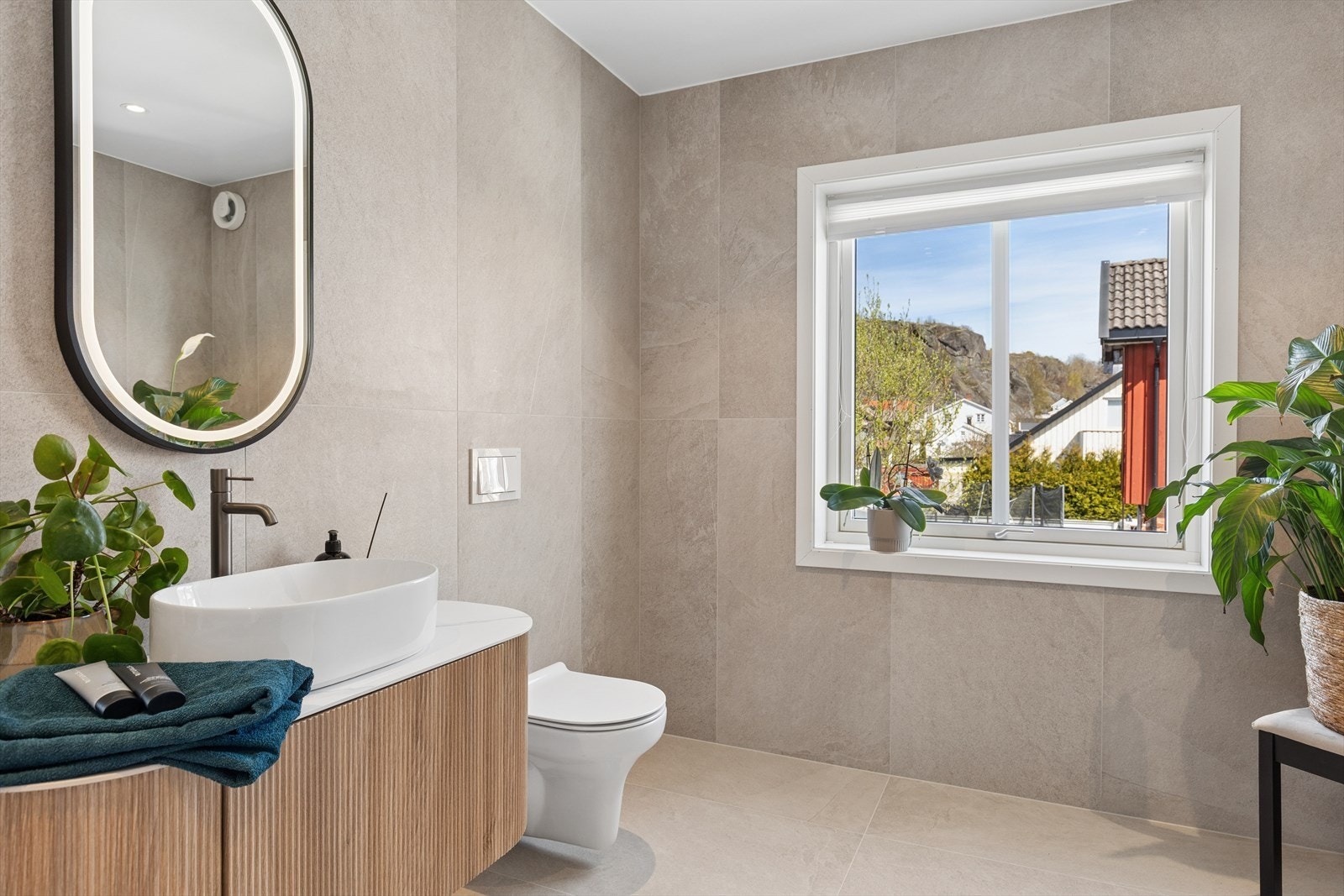Boligen har to lekre baderom. Dette er badet i 2. etg., med flislagte overflater og varmekabler i gulvet. Galleribilde