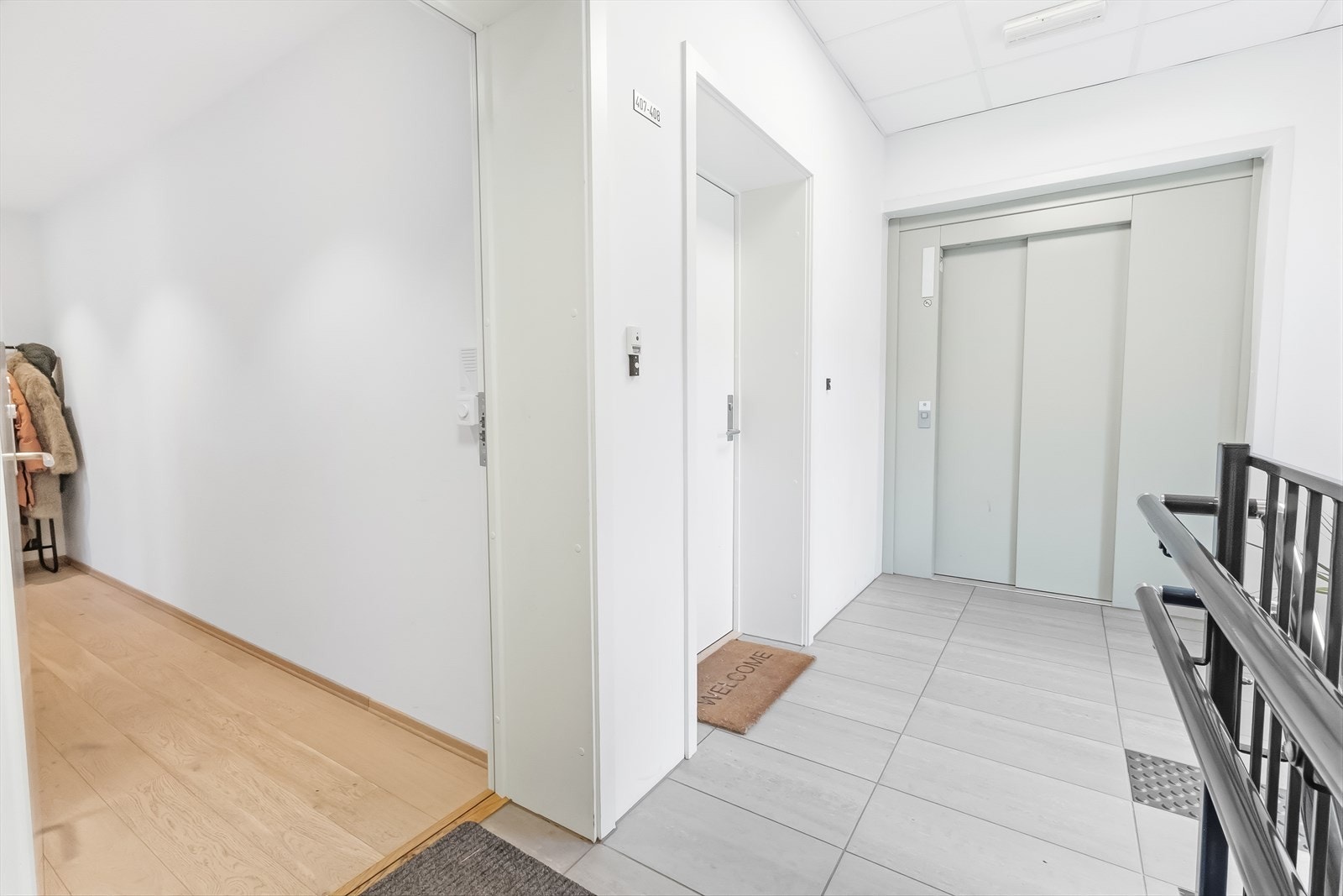 Kort vei fra heis til leiligheten. Galleribilde