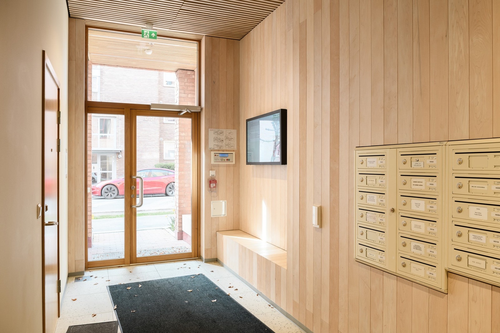 Det moderne inngangspartiet i første etasje fremstår som lyst, trygt og innbydende. Galleribilde