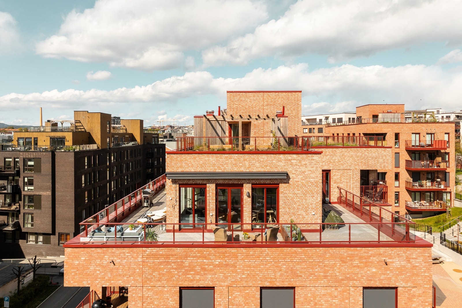 Leiligheten kan også skryte på seg en av en av byens flotteste terrasser på hele 70m² med sol fra morgen til kveld. Galleribilde