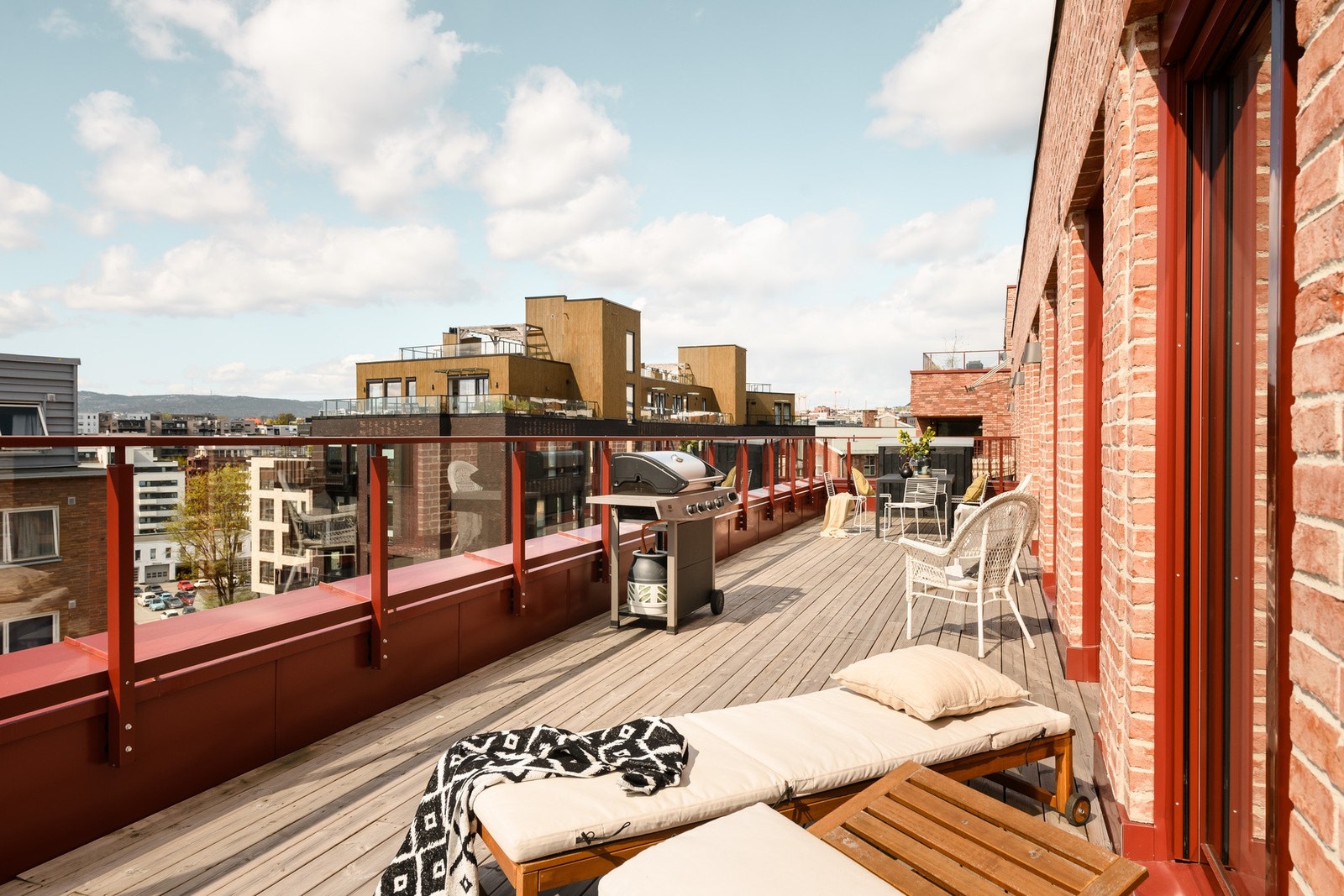 Her er det mer enn nok plass til både loungesett, spisebord og grill for hyggelige lag. Galleribilde