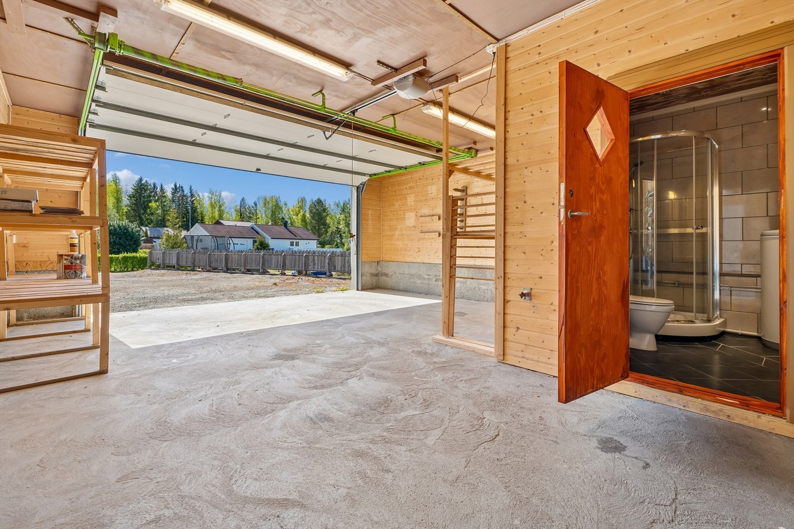 Garasjen har støpt gulv, god lagringsplass og bad. Det foreligger ikke dokumentasjon på etablering av badet. Galleribilde