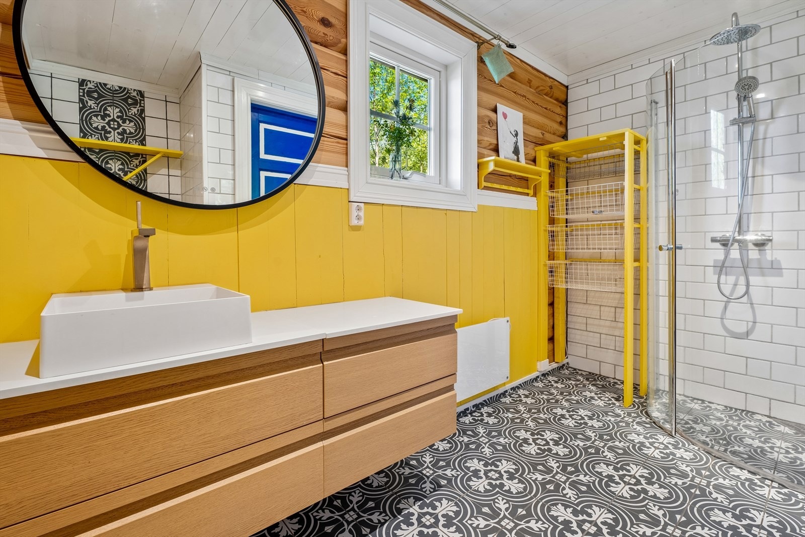 Det stilige badet kombinerer fliser, tømmer og trepanel. Her er det elektriske varmekabler i gulvet. Galleribilde