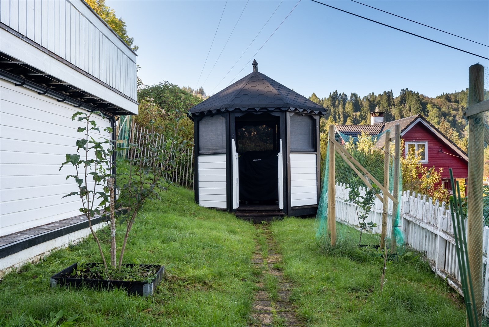Koselig paviljong i hagen. Galleribilde