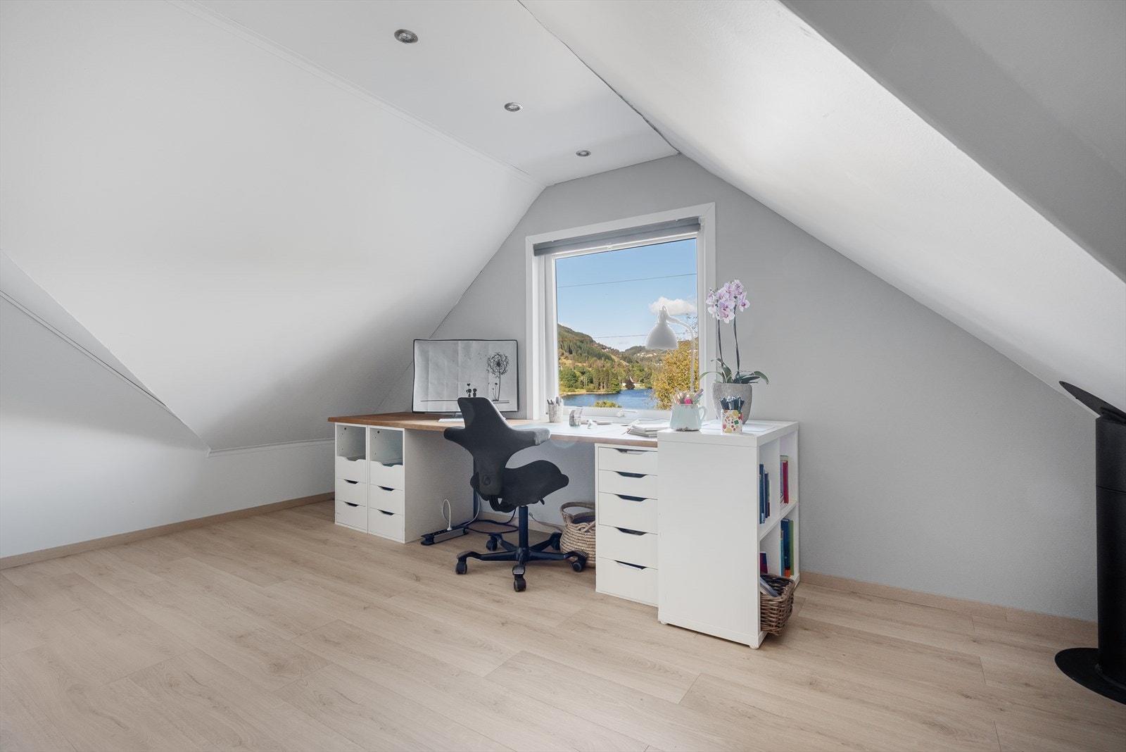 Her er det også en praktisk arbeidsplass, perfekt til skolearbeide eller hjemmekontor. Galleribilde