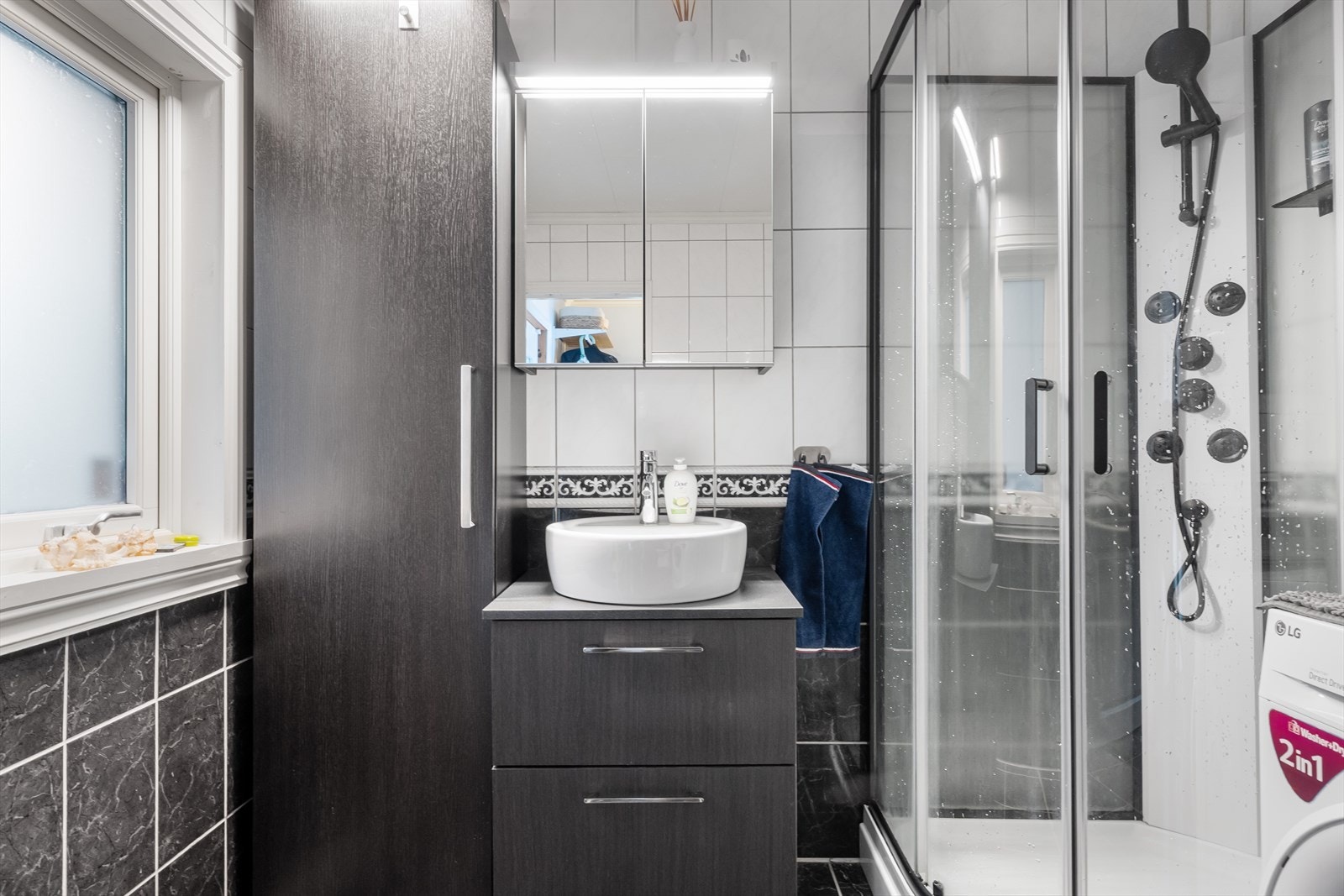 Det er oppgitt at badet er fra 2007 og utstyrt med dusjkabinett, servant, møbler og wc. Galleribilde