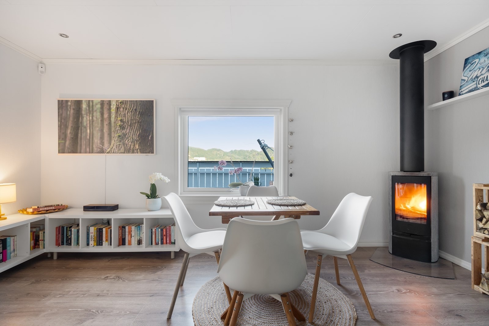 Det ble satt inn ny peis og montert stålpipe i 2025. Arbeidet ble utført av Varmefag. Galleribilde