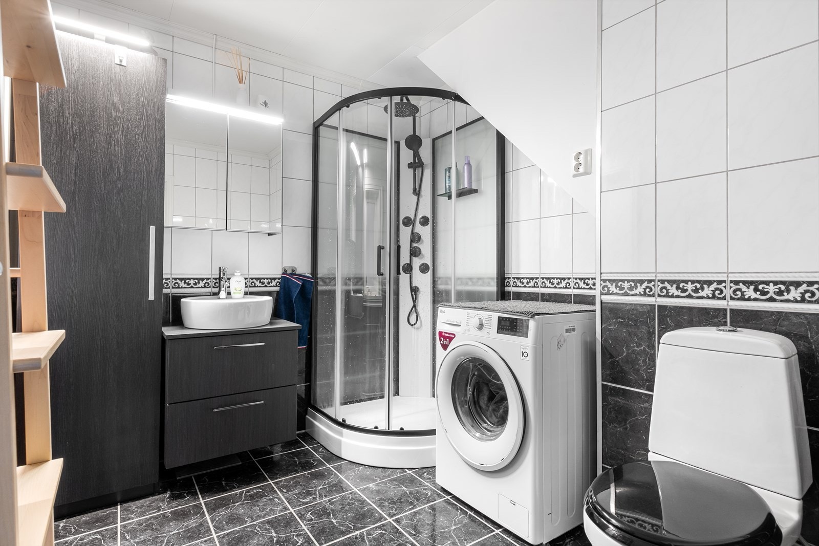 Badet har fliser på gulv og baderomsplater på vegger. Galleribilde