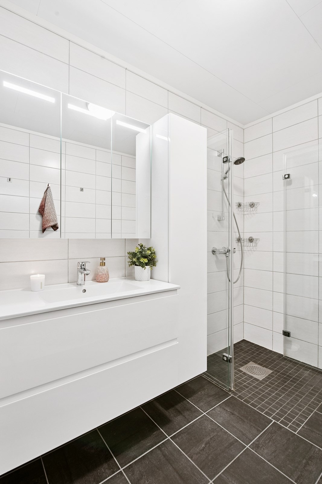 Rommet har veggfliser og himlingsplater i taket, og er utstyrt med balansert ventilasjon. Galleribilde