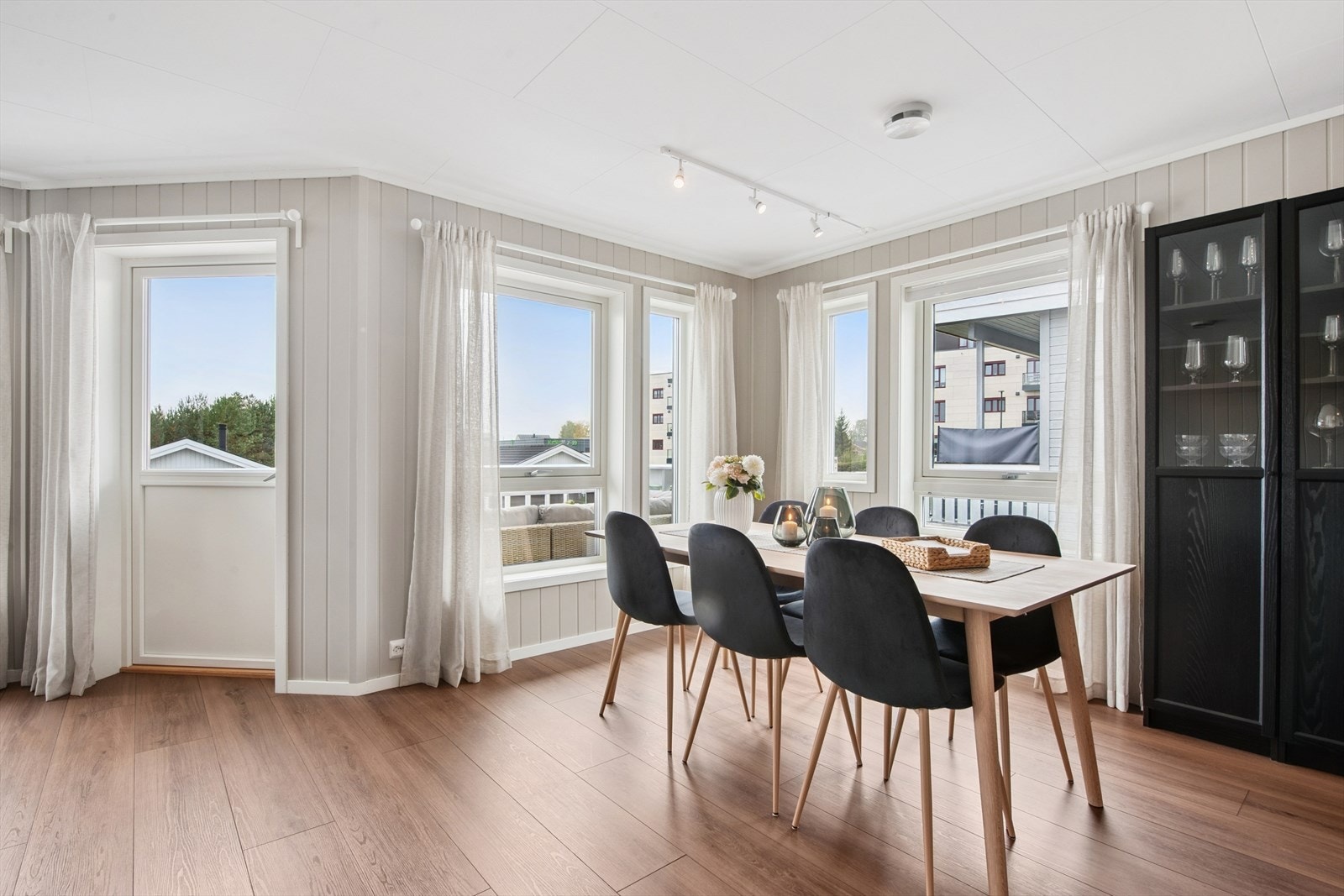Lys og romslig spisestue. Galleribilde