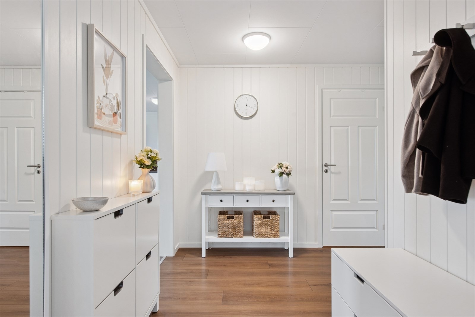 Innergang med adkomst til alle leilighetens rom. Galleribilde
