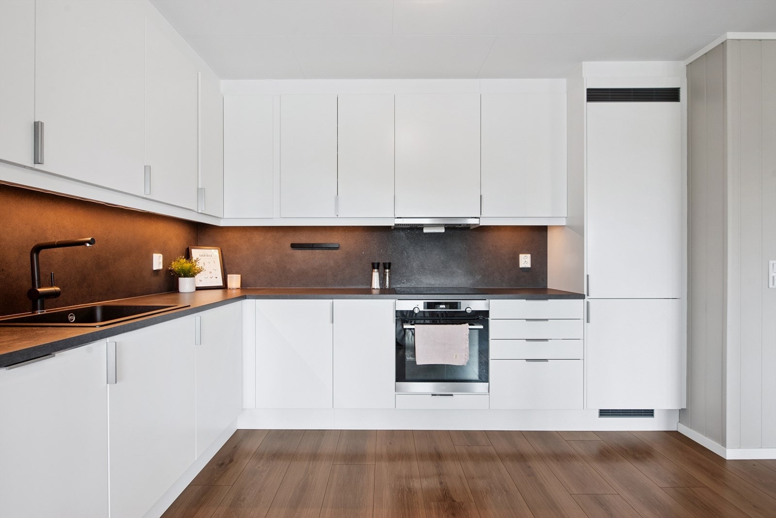 Kjøkkenet er utstyrt med kitchen board over benken og en oppvaskkum i silgranitt. Galleribilde