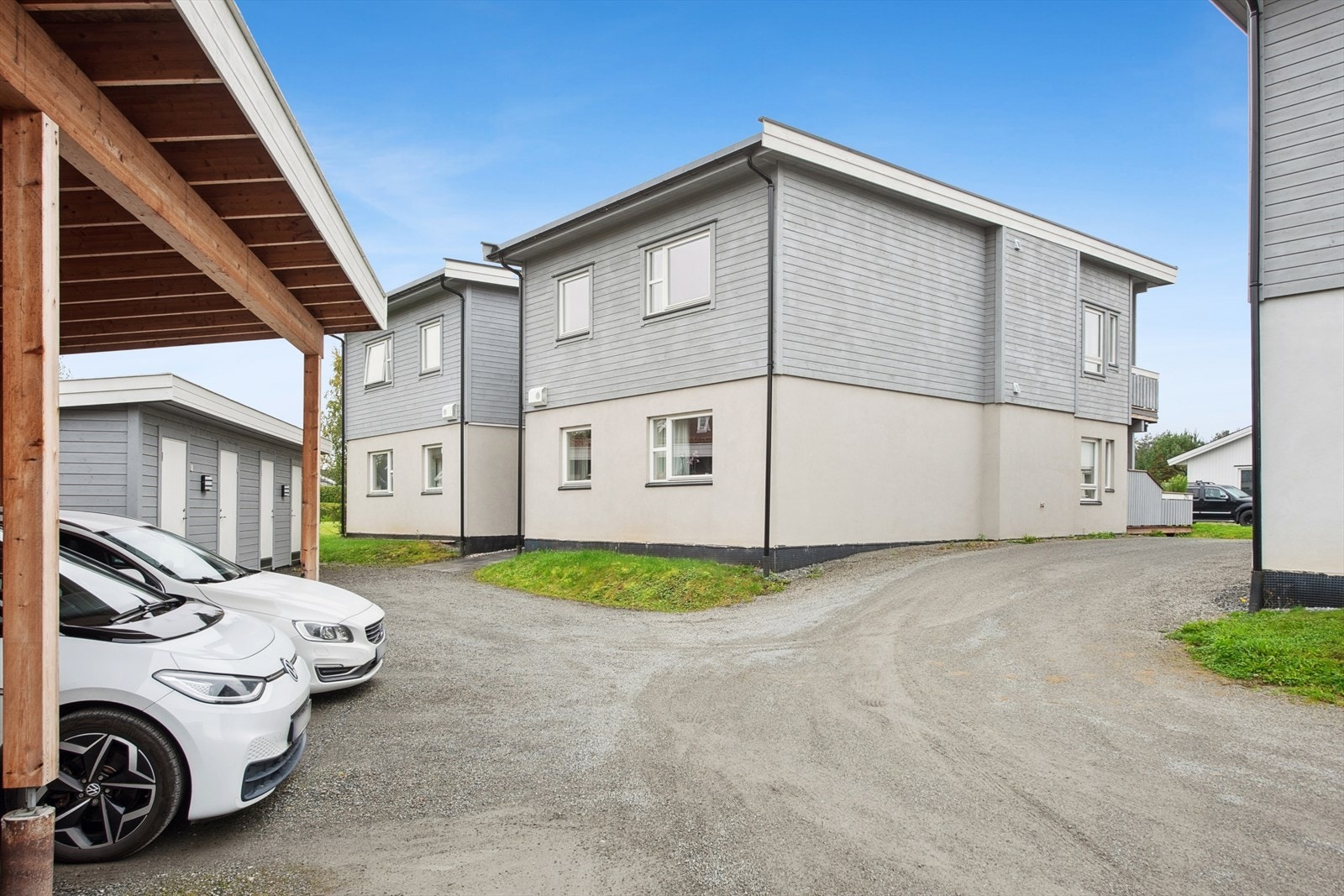 Det medfølger en privat plass i carportanlegget, samt en egen bod på 5 m² i felles bygg. Galleribilde