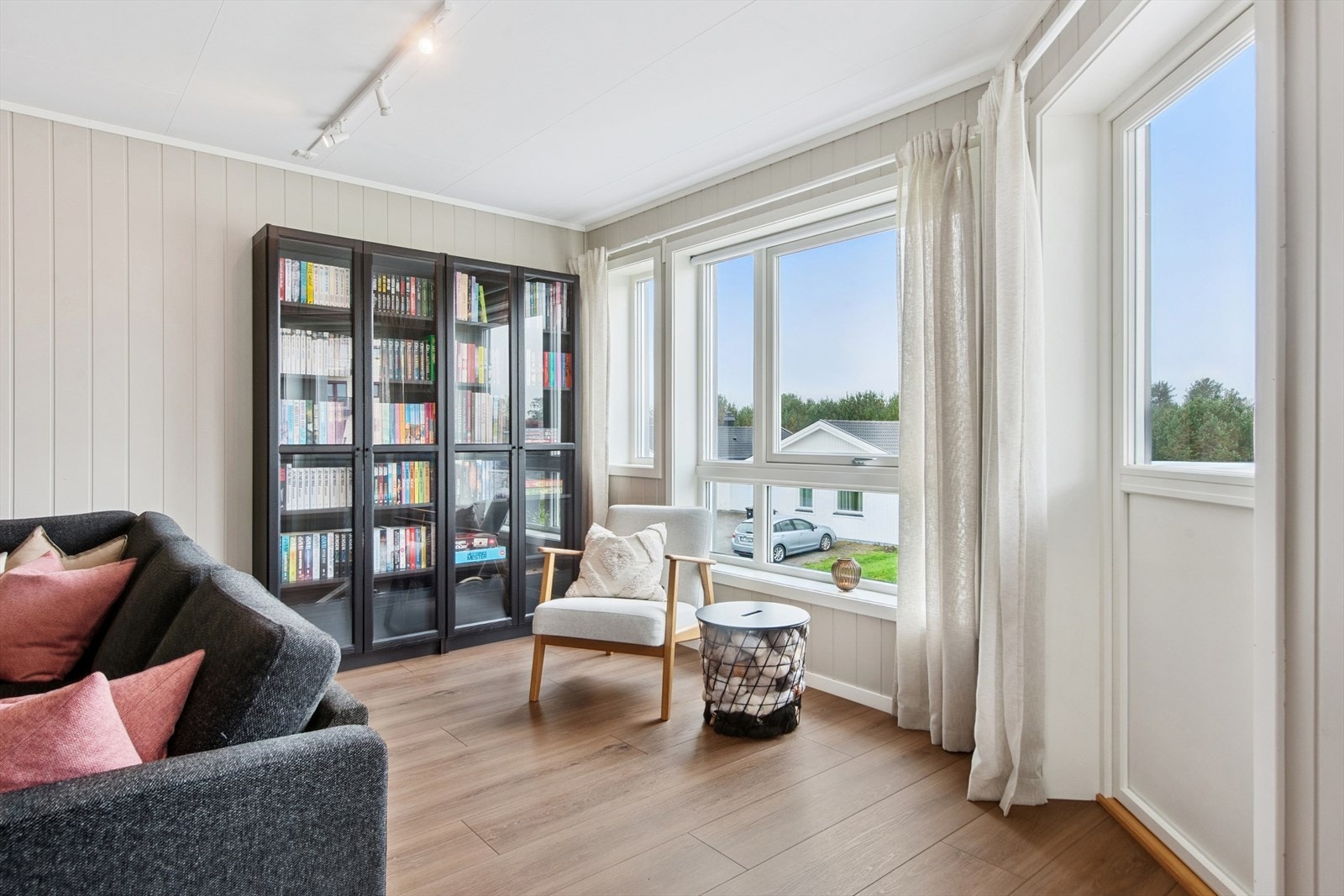 Vinduene er malte trevinduer med 2-lags glass som slipper inn rikelig med dagslys. Galleribilde