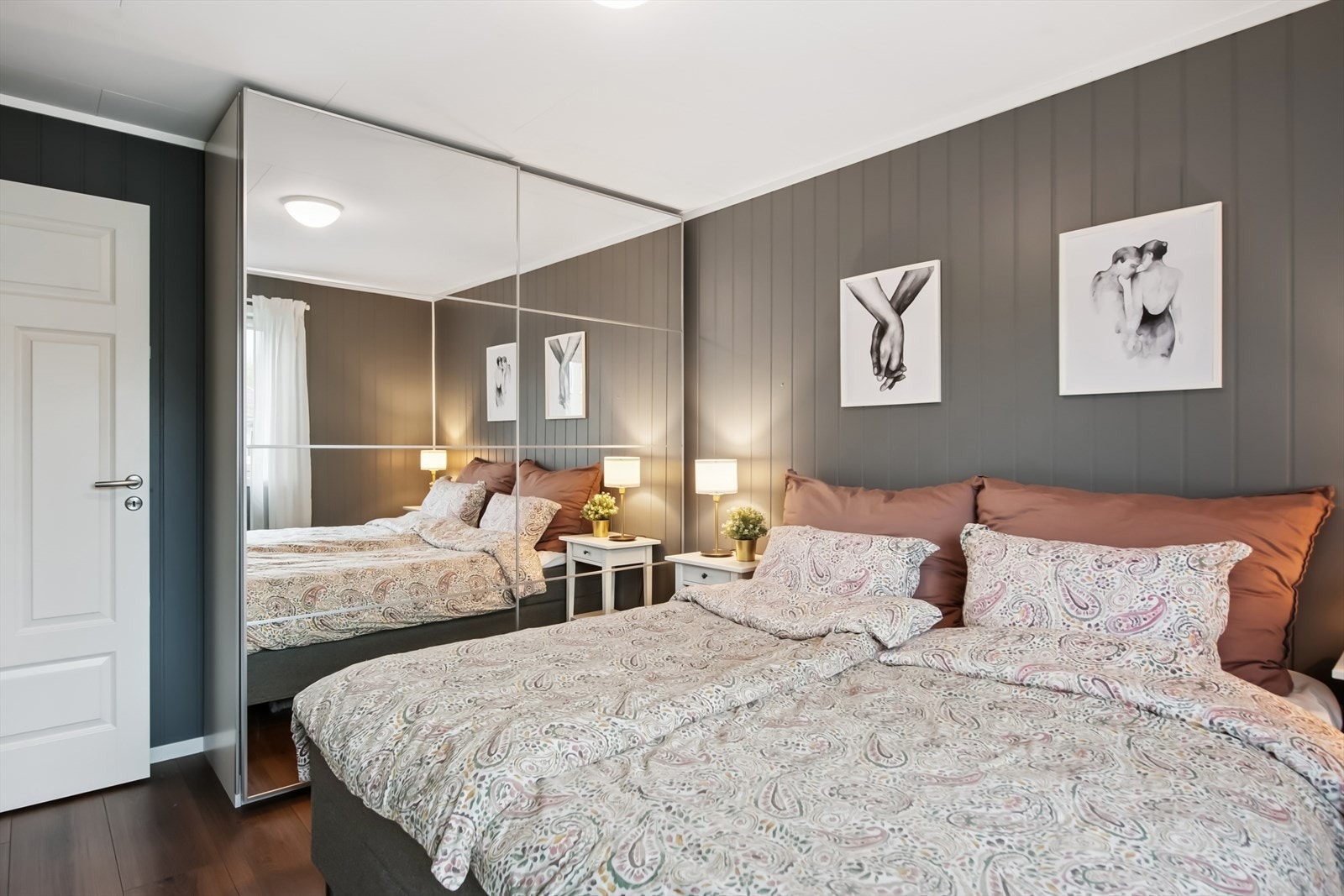 En romslig skyvedørsgarderobe med speilfronter gir rikelig med oppbevaringsplass. Galleribilde