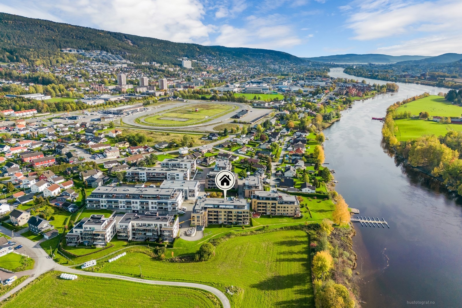 Beliggenheten er både sentral og rolig i et populært boligområde på Åssiden. Galleribilde
