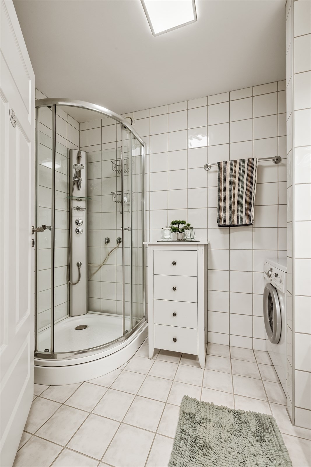 Badet er utstyrt med dusjkabinett, toalett og servantinnredning. Galleribilde