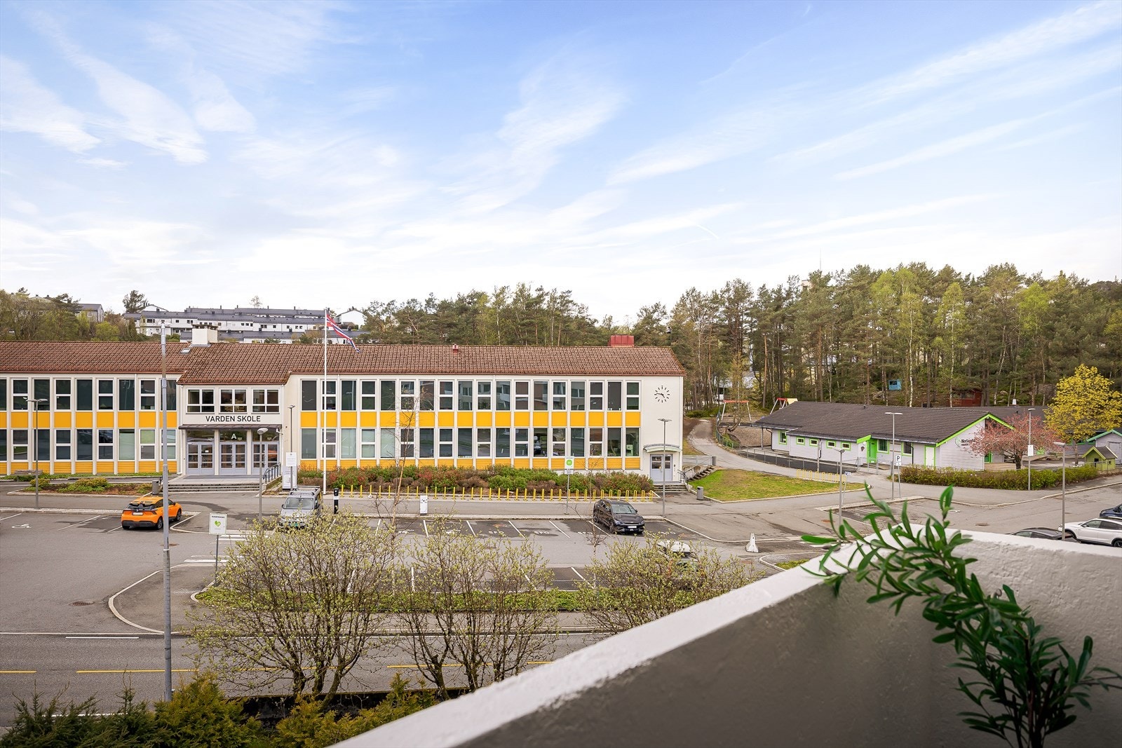 Fra boligen er ungene raskt på plass i skole og barnehage. Området har lav fartsgrense og har lite støy selv med nærheten til institusjonene Galleribilde