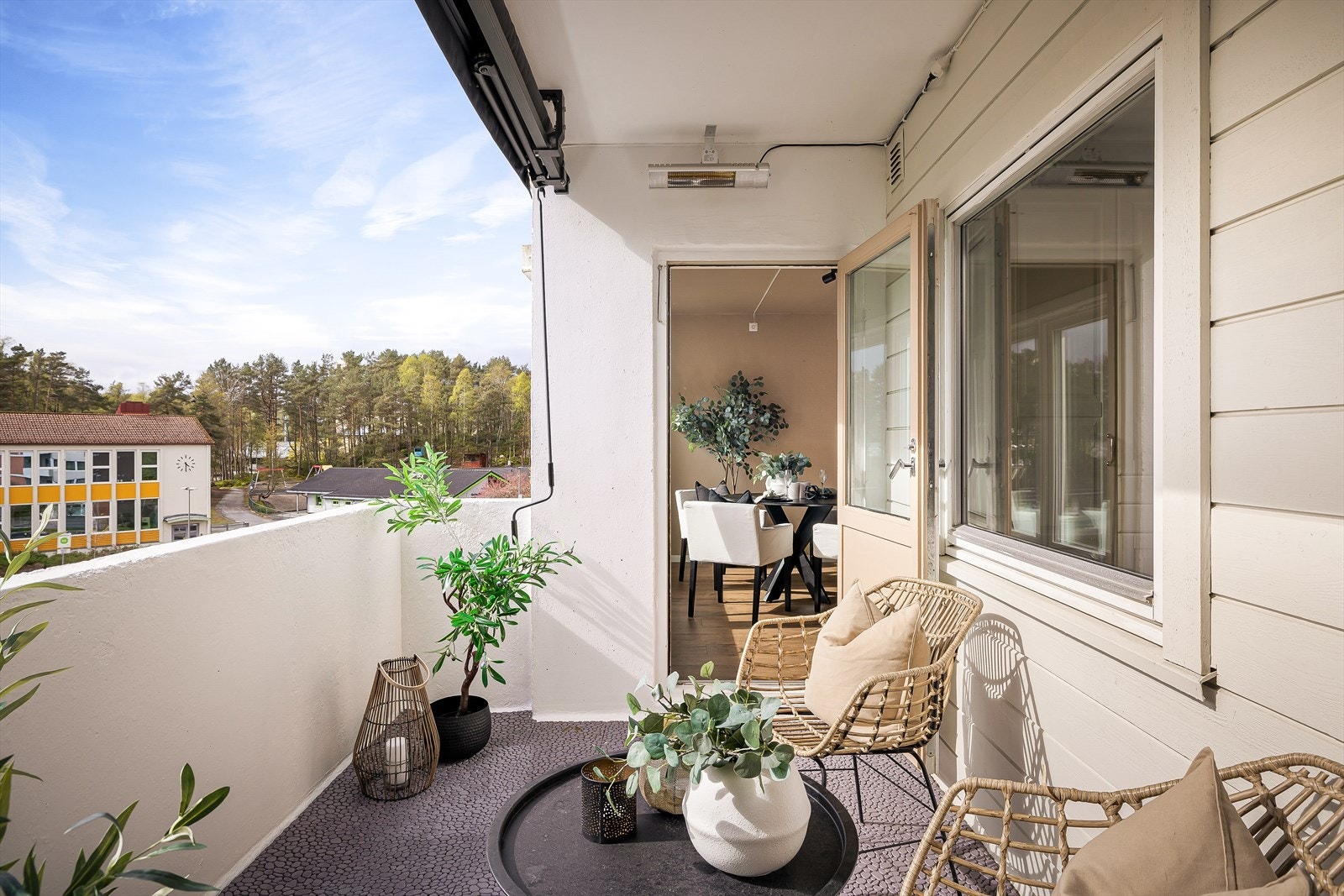 Markise og varmelampe gjør at du kan sitte her ute nesten hele året! Inngang til stue fra balkong Galleribilde