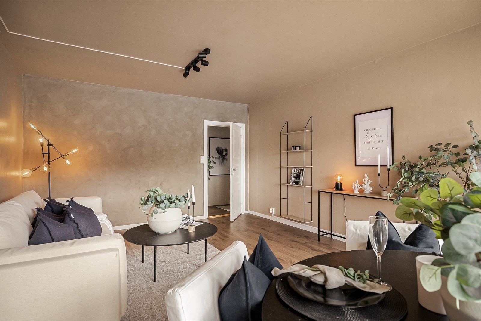 Stuen gir et moderne inntrykk, med rom for flere naturlige soner Galleribilde