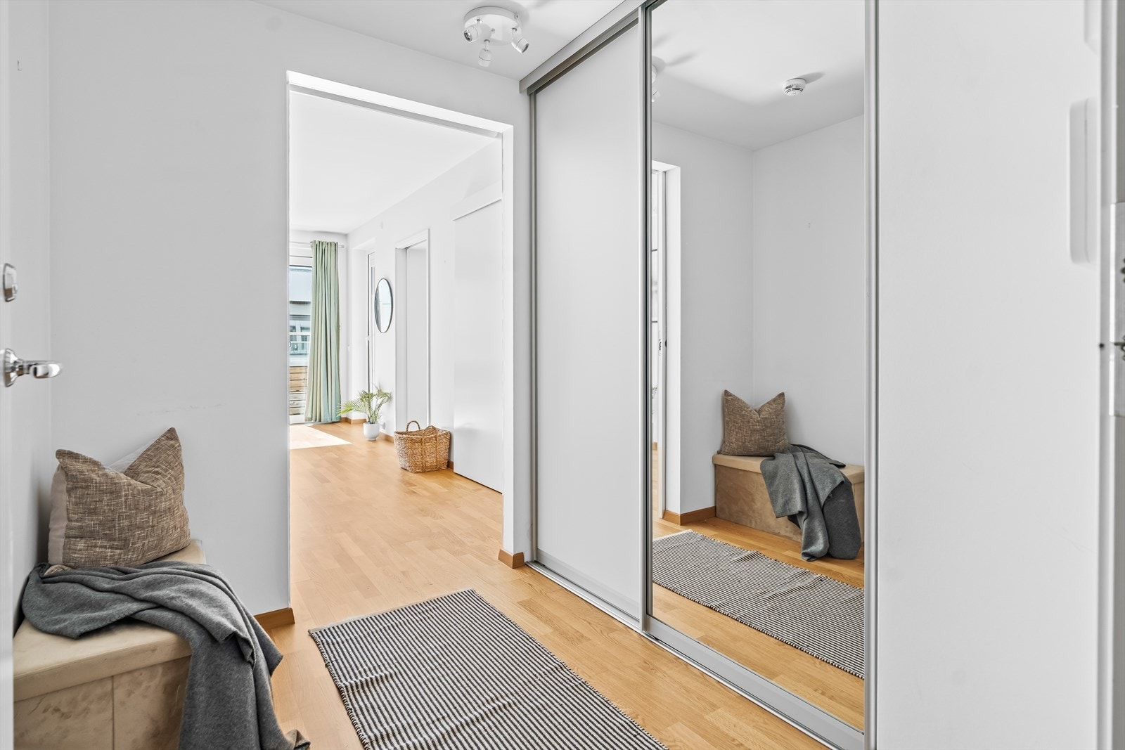 Dørcalling med åpner gjør det enkelt å slippe inn gjester fra bakkeplan. Galleribilde