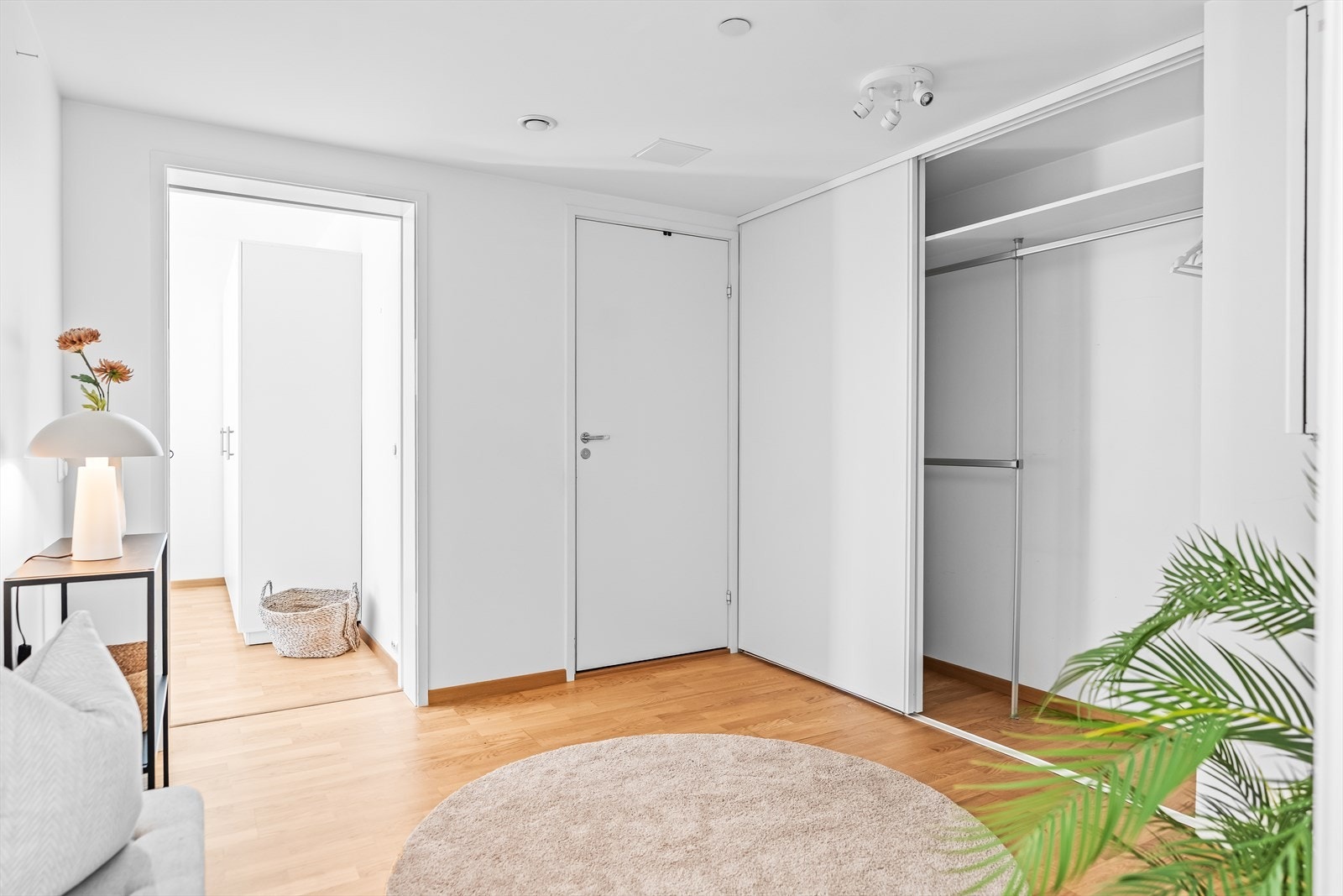 Vel inne i entréen er det godt med lagringsplass i stor skyvedørsgarderobe. Galleribilde