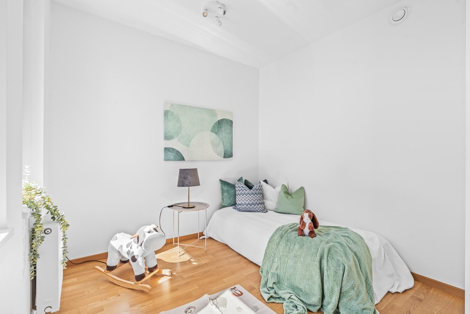 Rommet har plass til seng, nattbord, garderobeløsning og evt. skrivebord. Galleribilde