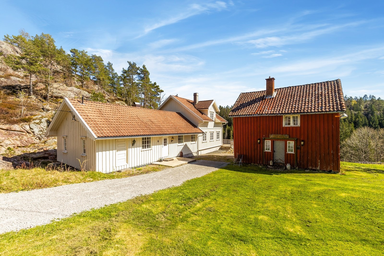 Hovedhuset og det eldre våningshuset ligger fint plassert side om side på tunet. Galleribilde