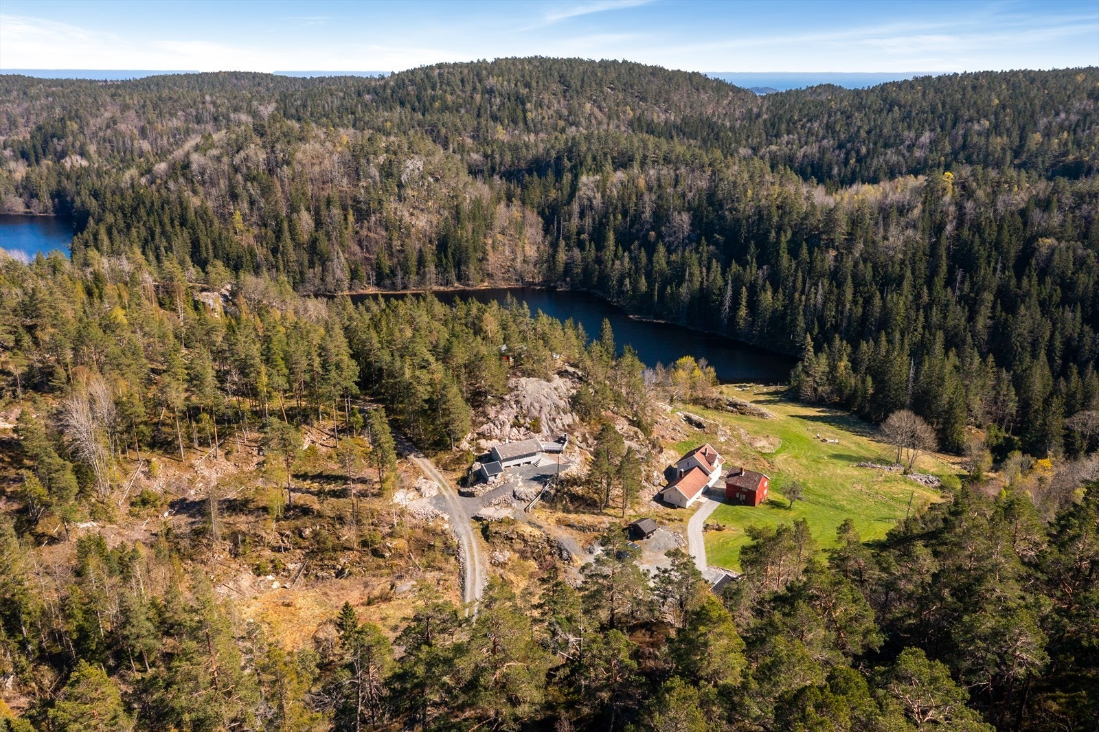 Eiendommen består av flere bygninger, inkludert et stabbur og en stor garasje med verksted. Galleribilde