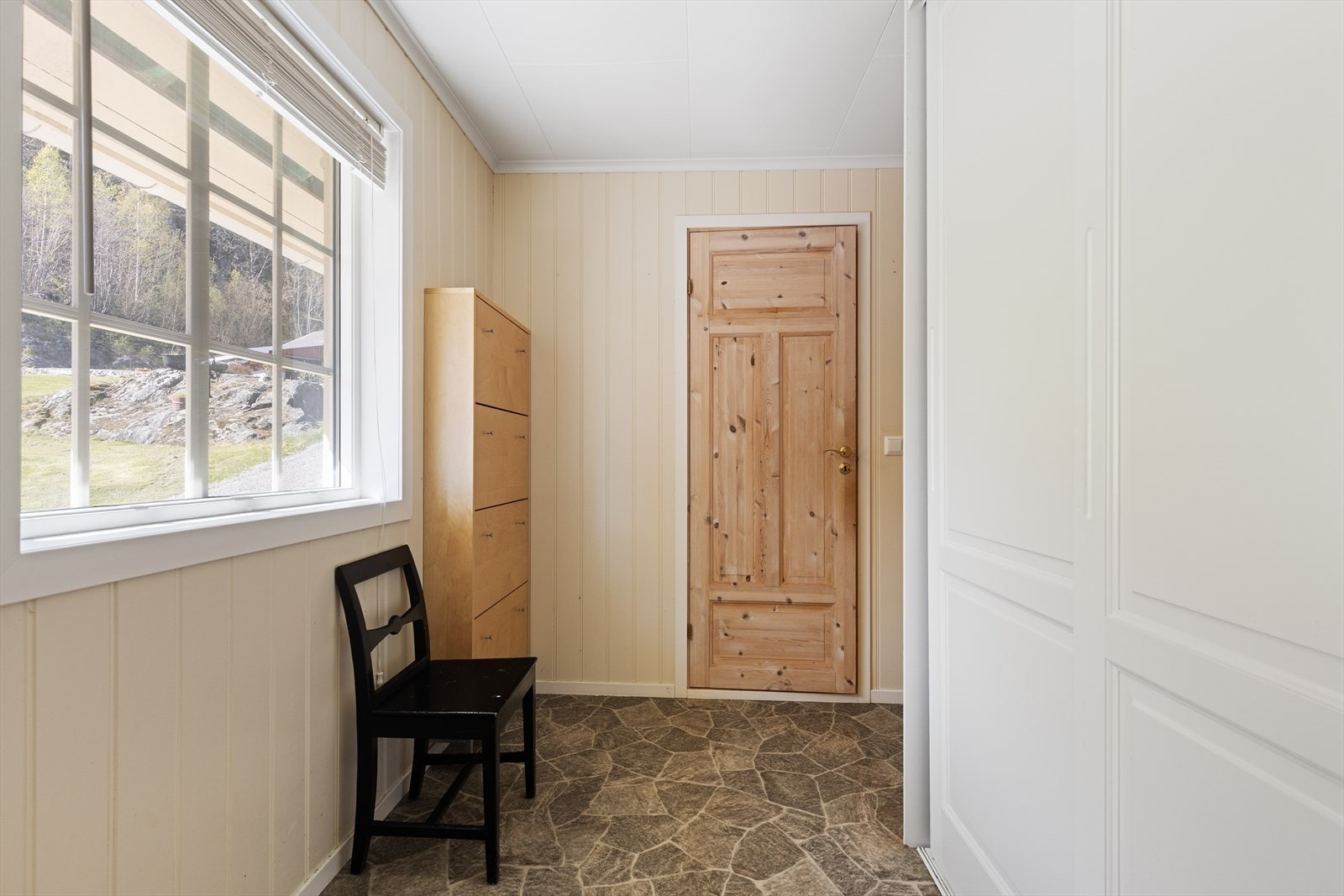 Boligen har en romslig entré og gang med praktisk skyvedørsgarderobe. Her er det god plass til oppbevaring av yttertøy og sko. Galleribilde